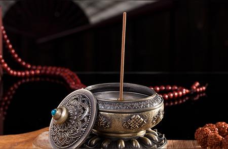 在佛教中，香炉、手炉、净瓶和杨柳枝都有什么作用？