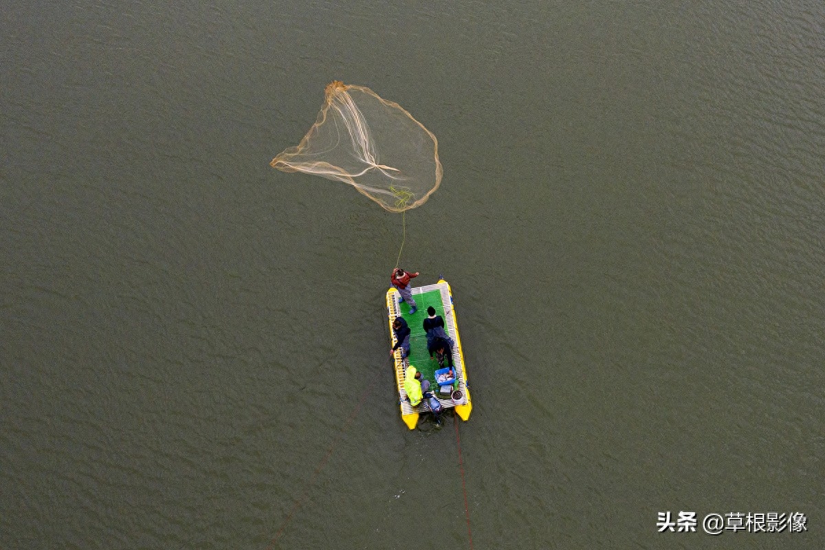 河南村民跨省捕鱼，自制“撒鱼航母”成亮点：速度堪比冲锋舟