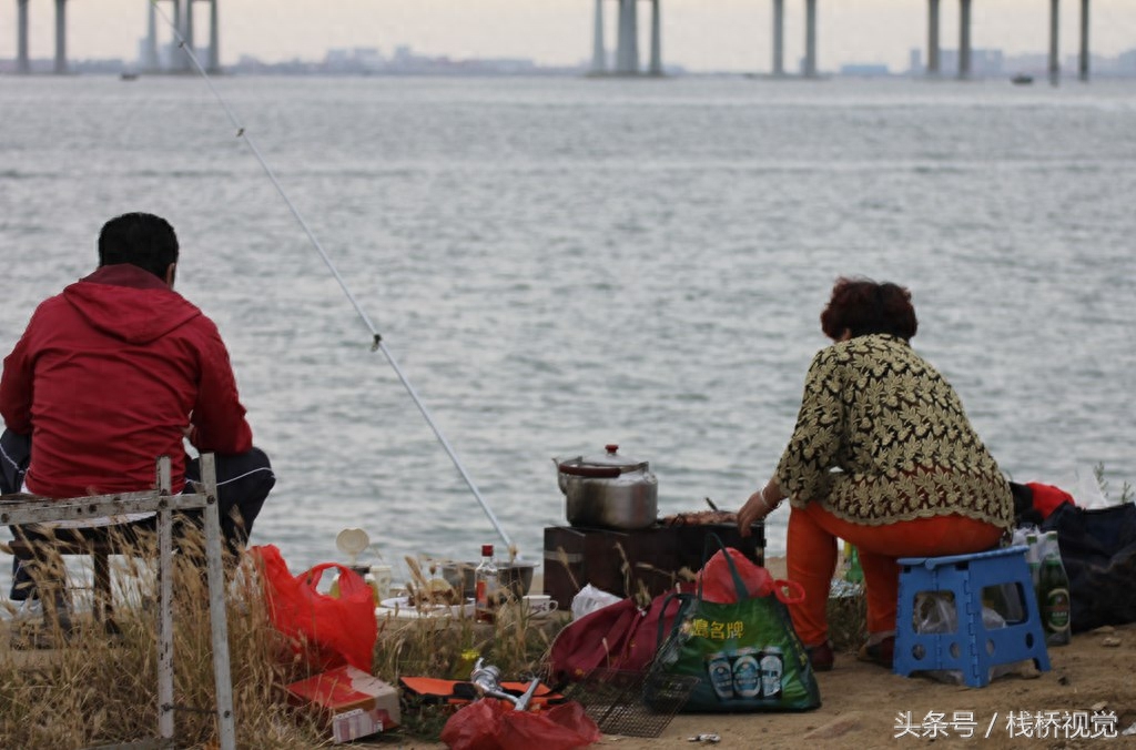 两男子胶州湾出海8小时钓得30多斤海鲈鱼光鱼章鱼，钓鱼苦钓鱼乐